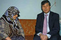 Akp�nar, muhta� aileye verilen sobay� kendisi ta��d� 