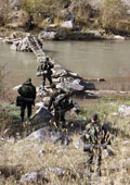 Ayaklar�n�n tozuyla