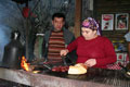 Sucuk ekmek satarak ge�imlerini sa�l�yorlar