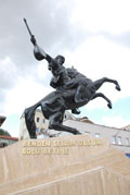 K�ro�lu Heykelinin yaz�lar� konuldu