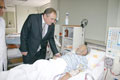 Y�lmaz, diyaliz hastalar�n�n yan�nda