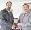 Ba�ar�ya plaket sunuldu