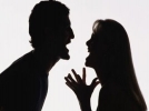 Sinirden e�ine kavanoz f�rlatt�