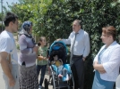 Ba�kan Sefa�ya bebek arabas� hediye etti