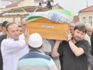 �ift�i, annesini son yolculu�una u�urlad� 