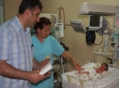 Kald�r�ma b�rak�lan bebe�e polisler sahip ��kt� 
