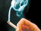 Otob�s duraklar�nda sigara i�en yand�  