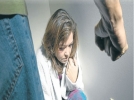 Alkol� fazla ald� e�ini darp etti