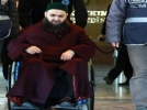 Cezaevine dualarla girdi