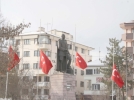 Atat�rk An�t�’nda bayraklar unutuldu