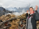 Yanan k�y yard�m bekliyor