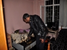Bo�and��� kar�s�n�n evini yakt�!  