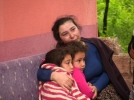 Alevlerin aras�nda kalan �ocuklar�n� kurtard�