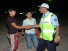 K�pe�i kurtarmak i�in karayolunu kapatt�lar