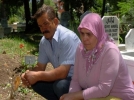 K�z�n�n mezar� ba��nda feryat etti
