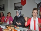 G�ler Y�lmaz yoksul vatanda�larla iftar yapt�