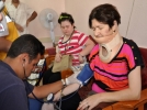 Ya�l� kad�n ile engelli k�z� y�r�yen merdivenden yuvarland�