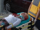 Sokak ortas�nda kar�s�n� d�vd�