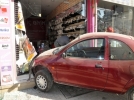 �nce otob�se �arpt�, sonra d�kkan� yerle bir etti