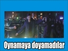 Gen�ler, yolu trafi�e kapat�p �iftetelli oynad�lar