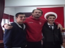 Devler Bufaloyu kucaklad�