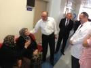 Hasta ve yak�nlar�yla yak�ndan ilgilendi
