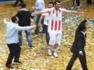 Devlerden Alt�n galibiyet: 73-68