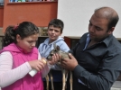 Yaral� yavru karacalar� biberonla beslediler