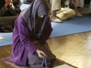 Kad�nlar ba�� a��k ve �oraps�z namaz k�labilir mi?