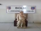 Heykeli satmak isterken yakaland�