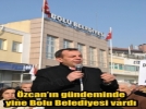 �zcan, Belediye �n�ndeki polislere seslendi