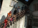Gaz lambas� alt�nda a�l�ktan k�vranan aileye yard�m eli uzat�ld�
