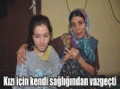 Engelli k�z�na sa��n� s�p�rge ediyor
