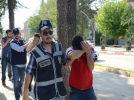 Kendilerini polis ve asker olarak tan�t�p silah satt�lar