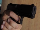 �fkeli polis memuru silah�na sar�ld�