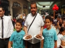 Babalar t�ka basa yemek i�in yar��t�