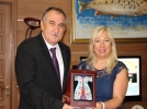 Ba�kan Y�lmaz�a tebrik plaketi