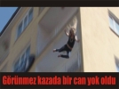 Pencereden d��en m�lteci kad�n �ld�