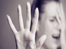 �vey k�z�n� ve e�ini darp etti