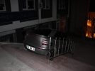 Otomobil merdivenden inmeye kalk�nca!