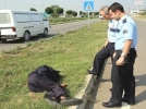 Polis �niformas�yla yolda uyudu