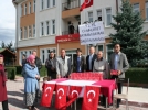 Vatanda�lara T�rk bayra�� da��t�ld�