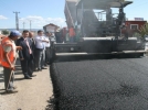 Tarla makineleri asfalt� tahrip ediyor