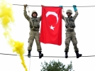 Komandolar�n e�itim g�sterisi nefes kesti