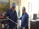 G�rme engelli vatanda�a baston hediye etti