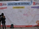Gen�ler bo� afi�e isteklerini yaz�yor