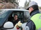 Polis s�r�c�lere karanfil da��tt�