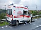 Ambulans kaza yapt�: 4 yaral�