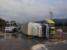 TEM�de TIR devrildi, trafik fel� oldu!