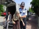 Sokak ortas�nda yal�n ayak dram